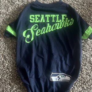 Pet T-Shirt SEATTLE SEAHAWKS

neck - 5.5” 
under - 13”
back - 19”
chest- 13”